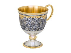 Серебряная чашка на ножке с позолотой и цветочным декором